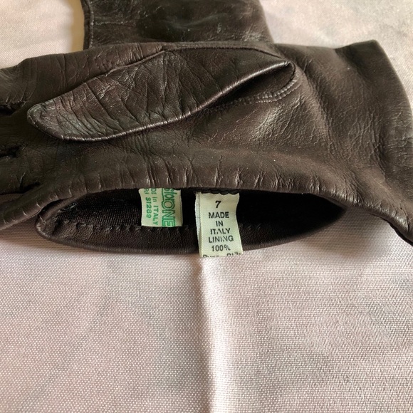 Gloves - Picture 2 of 2